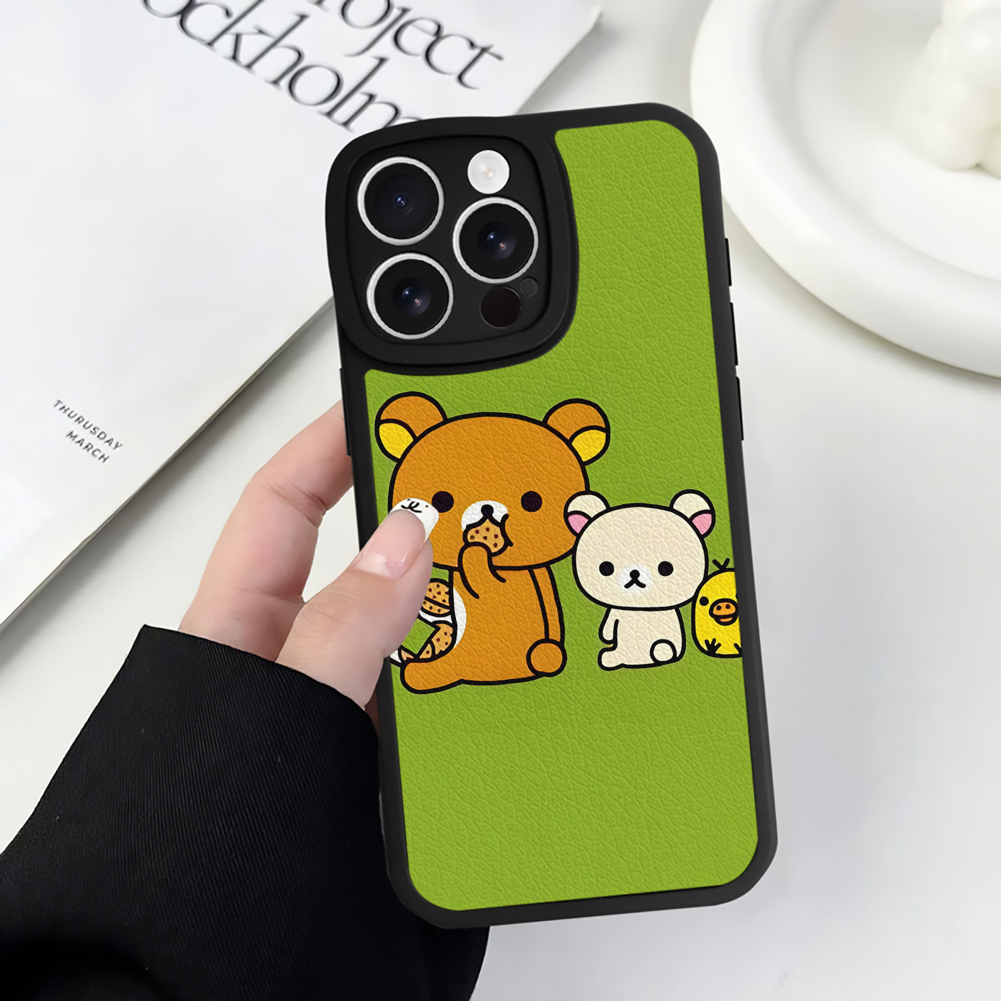 （画像用） リラックマ リラックマ キイロイトリ Rilakkuma Korilakkuma Kiiroitori 【iPhone 16シリーズ対応】シリコンスマホケース（レザー調） 材質：シリコン